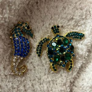 Set of two brooches - seahorse and turtle